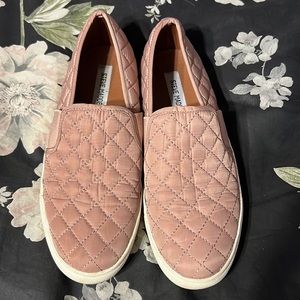 Steve Madden • quilted slip on shoes
